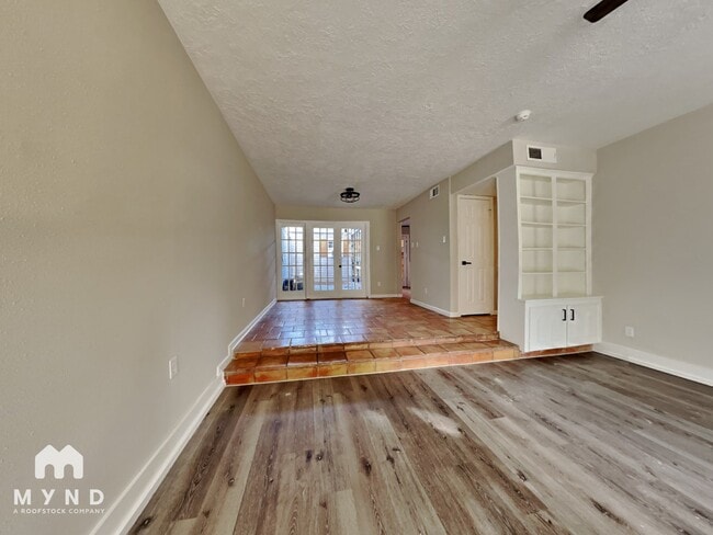 Photo - 2052 Lakeside Dr