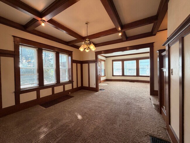 501 Coit Ave NE Unit 501 Coit Ave NE