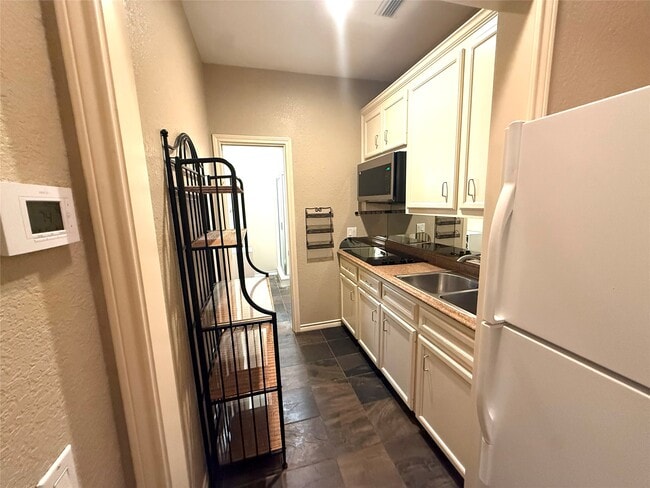 Building Photo - 3040 Bayshore Dr Unit 3