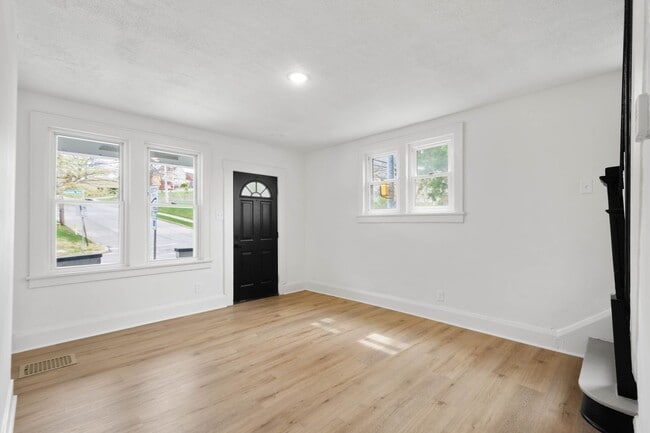 Building Photo - AVAILABLE AUGUST 22ND! UPDATED 2-Bedroom E... Rental