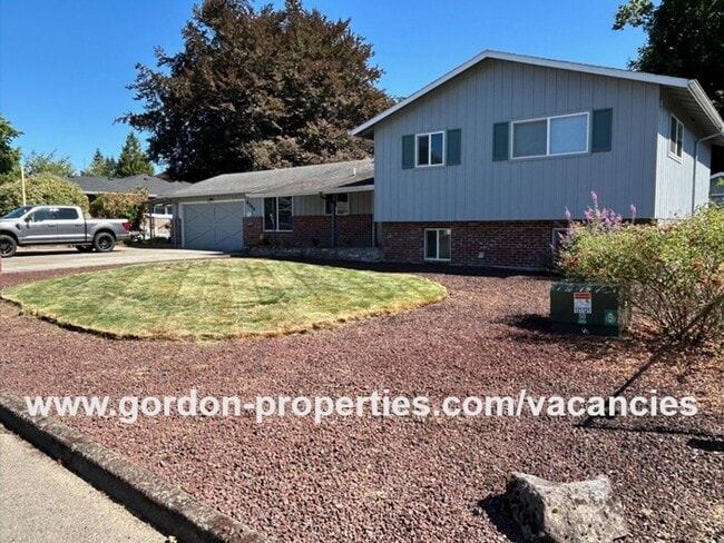 Building Photo - SE Molt St - Milwaukie mid-century split l... Rental