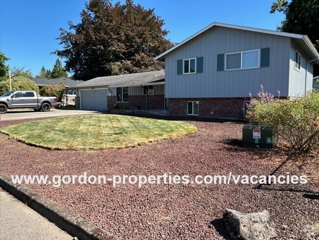 Building Photo - SE Molt St - Milwaukie mid-century split l... Rental