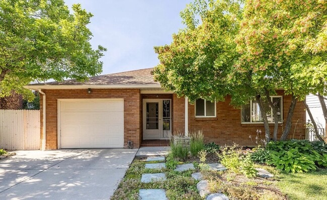 Building Photo - 418-420 E 12th Ave