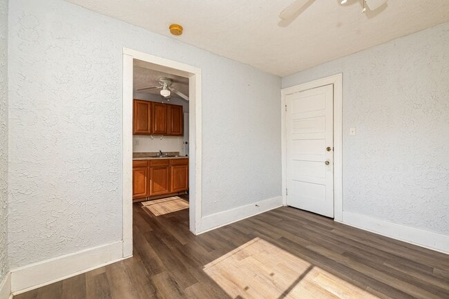 Photo - 4009 E 3rd St Unidad 3