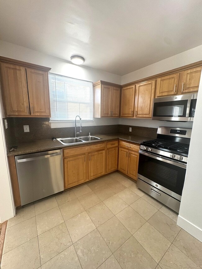 Kitchen - 614 Acanto St