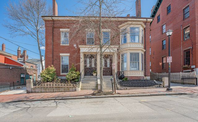 Building Photo - 10 Pine St Unit Stunning