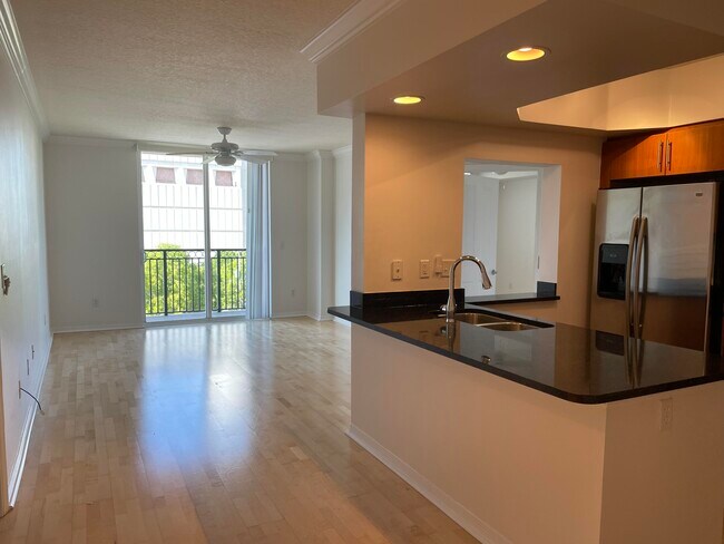 Building Photo - 600 S Dixie Hwy Unit 515 Rental