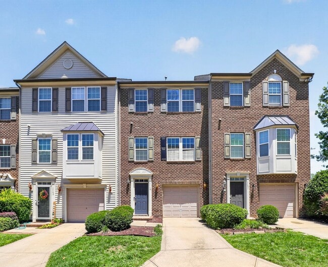 Building Photo - Beautiful three bedroom townhome