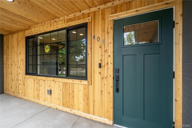 Photo - 404 S Oneida Way