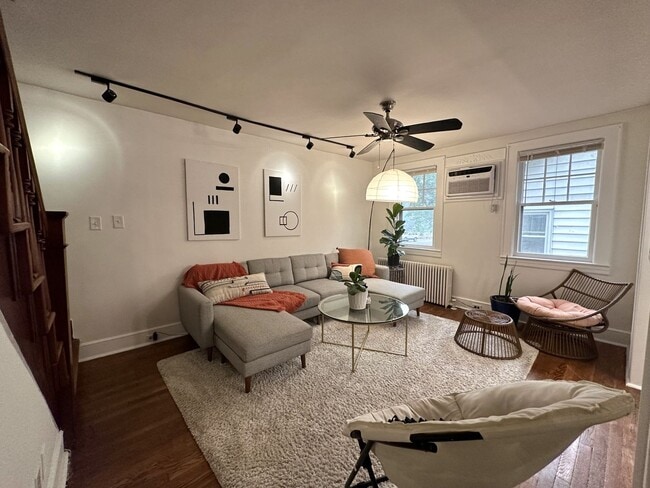 Building Photo - 3 bedrooms, 1.5 bath Rental
