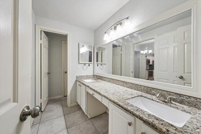 Building Photo - 2255 Braeswood Park Dr Unit 137