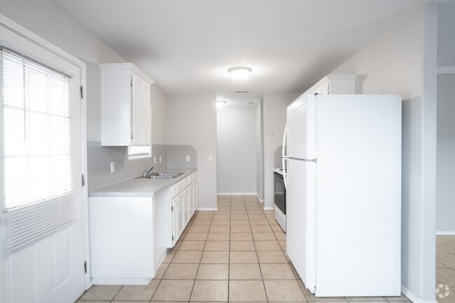 1BR, 1BA - 757SF - Kitchen