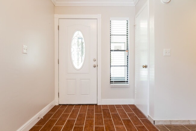 Photo - 402 E Springtree Way