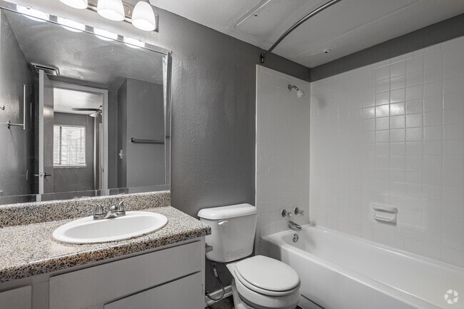 2BR, 2BA - 1,000SF
