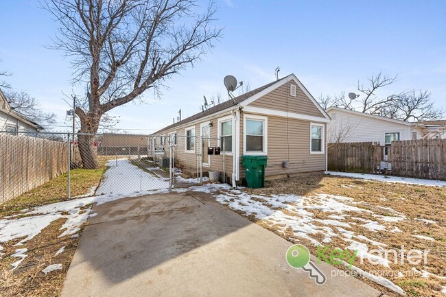 Building Photo - Renovated 2 bedroom | 1 Bath Duplex