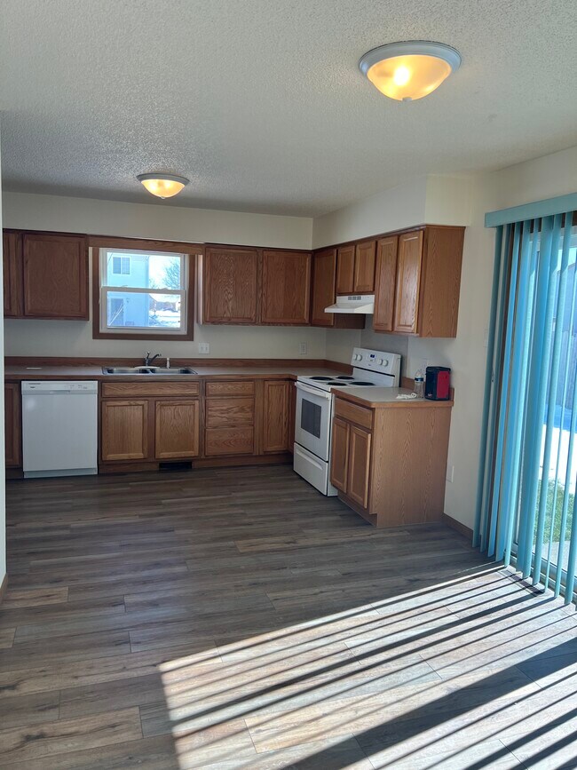 Great eat in kitchen new appliances - 2362 Darwin Ln Townhome