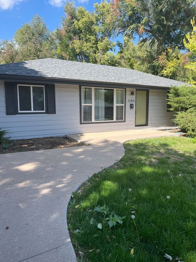 Building Photo - Spacious 2bd/1bth with a fully finished ba... Rental