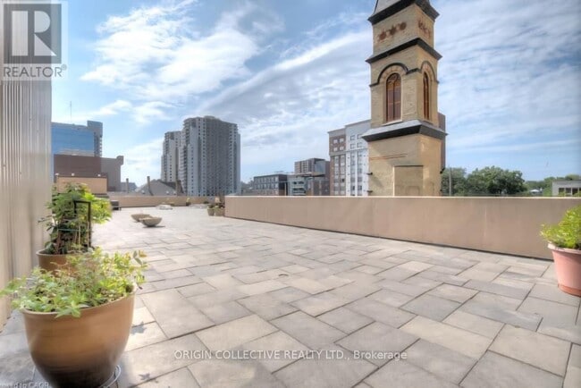 Photo - 389 Dundas St