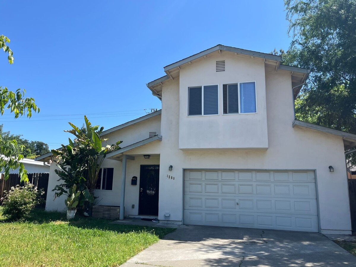 Large 2-Story Home Close to Downtown - Large 2-Story Home Close to Downtown