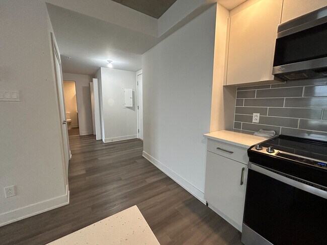 Building Photo - 1431 Av. de la Gare