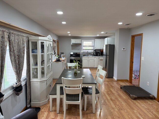 Photo - 208 W Nippersink Rd