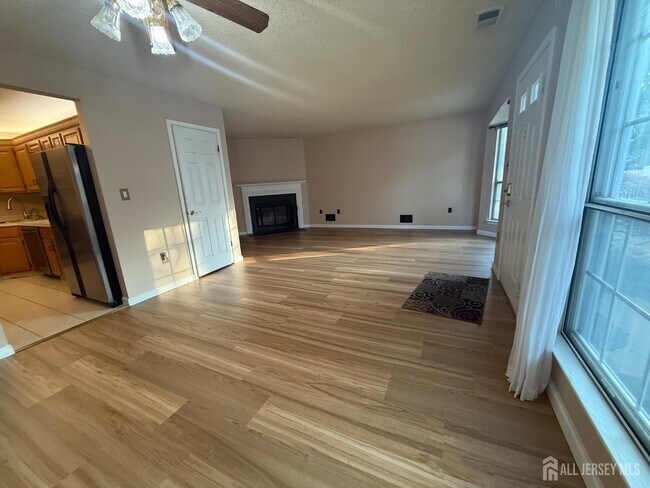 Photo - 125 Albury Way