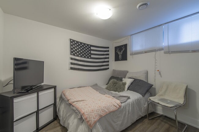 Photo - 858 Bronson Ave