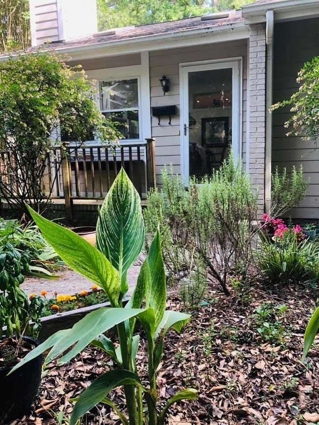 Building Photo - Desirable Carrboro 2 Bed Condo- All 1 Level!