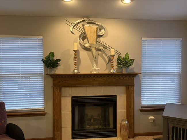 sala de estar principal - 701 Blackstone Ct