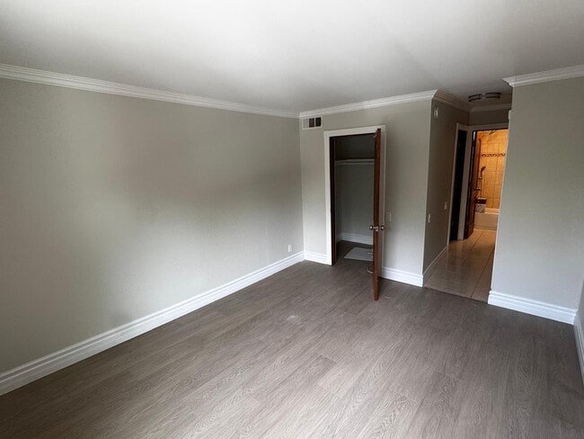 Photo - 5460 White Oak Ave Unit D106