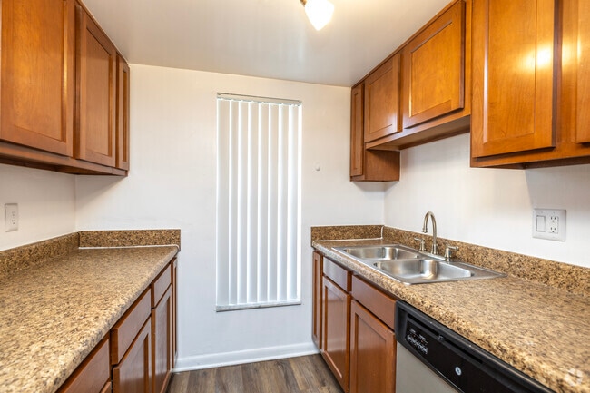 Queen Deluxe - 3BR, 1.5BA - 1200SF - Kitchen