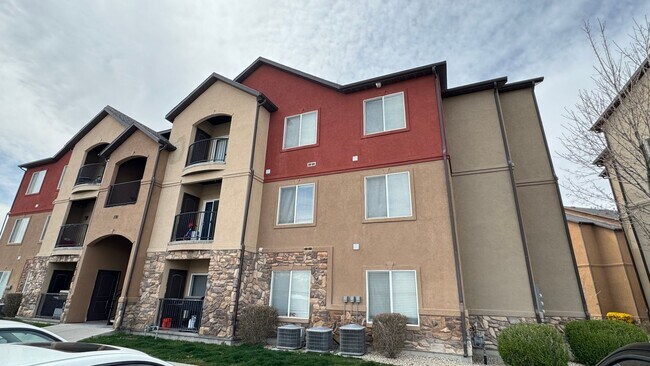 Top floor 3 bedroom 2 bath condo! - Top floor 3 bedroom 2 bath condo! Unit 301