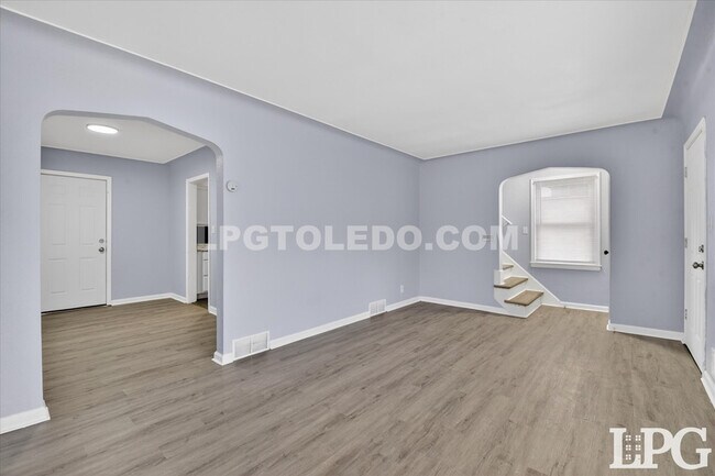 Photo - 1665 Burgoyne Dr