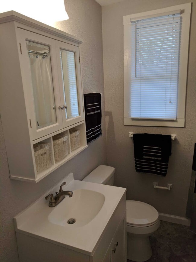 Baño/Armario grande con almacenamiento - 911 Phillips St Apartamentos Unidad C