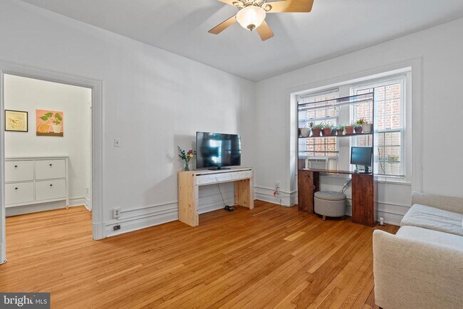 Photo - 1526 17th St NW Unidad 115