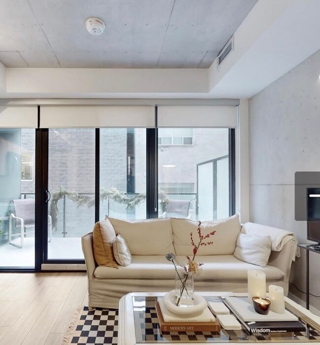 Photo - 458 Richmond St W