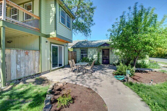 Photo - 399 N Laurel St