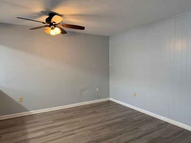 Photo - * MOVE IN SPECIAL * 1/2 OFF 2ND MONTH'S RENT!! Spacious 876 SF Unit - 2 bd / 1 ba near UF - Brand...