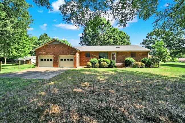 Building Photo - Lovely 3 Bed 2 Bath Ranch Home on Large Lot!
