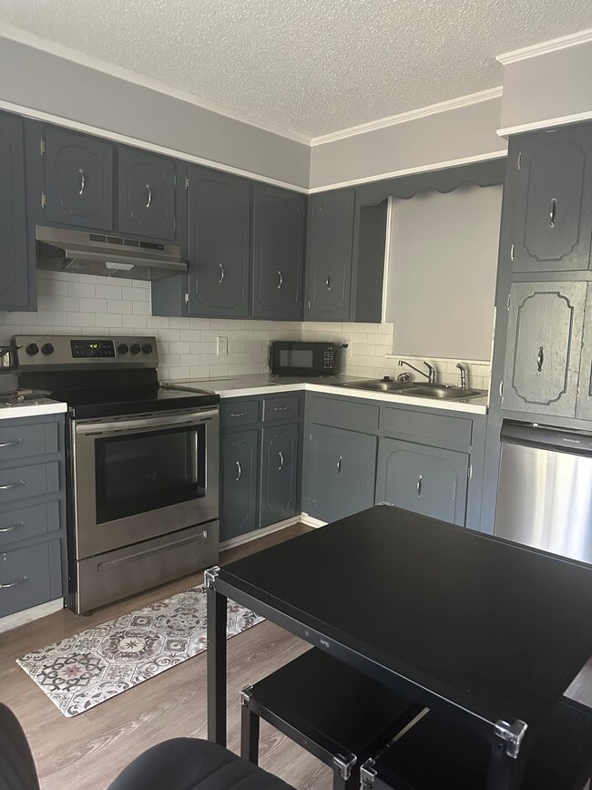 Eat-In Kitchen w/Stainless Steel Appliances - 8302 Woodview Dr E Unit B