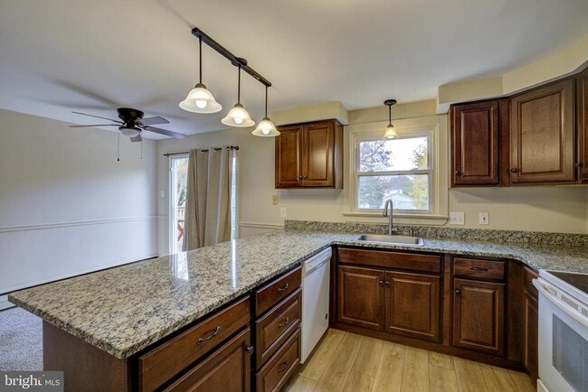 Photo - 107 E 6th St