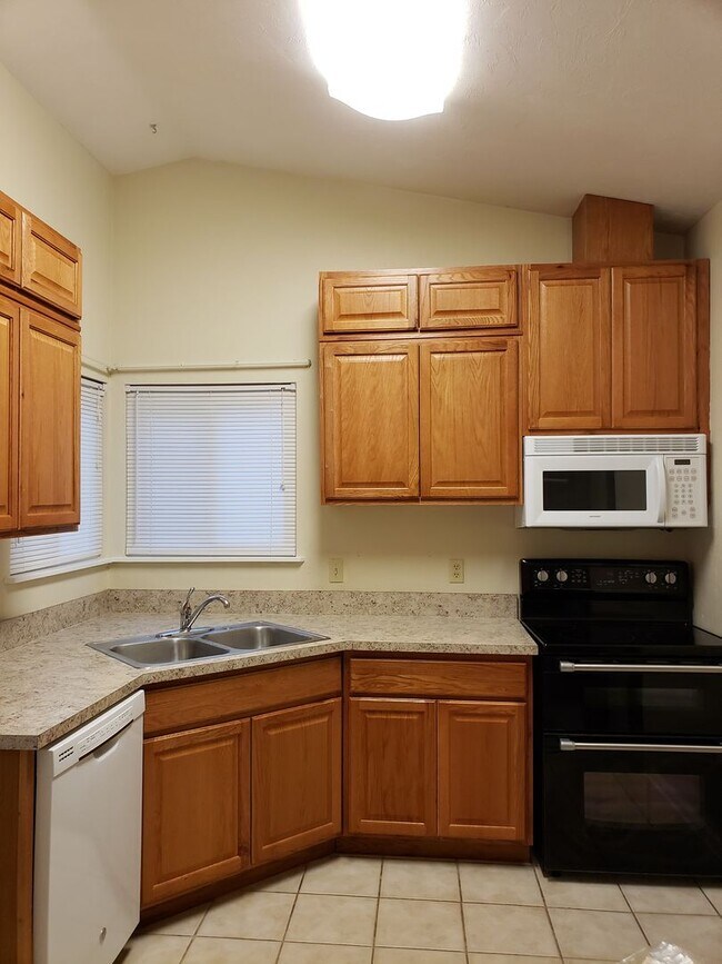 Photo - 2 Bedroom for rent January 2026 in NE Tall...