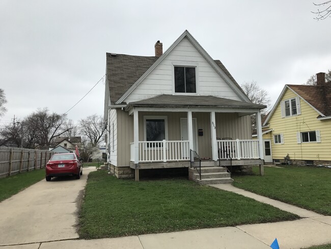 Building Photo - 513 4th Ave NW