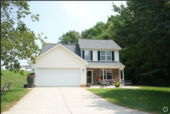 Building Photo - Spacious 4-bedroom, 2.5-bath home with a p...