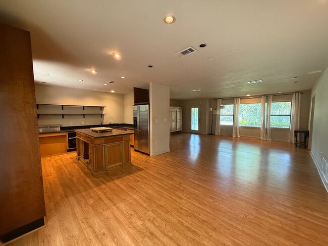 Photo - 303 Interbay Ave