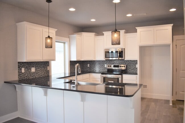 Photo - Luxurious 4 Bedroom, 3.5 Bathroom Home In Fayetteville, AR