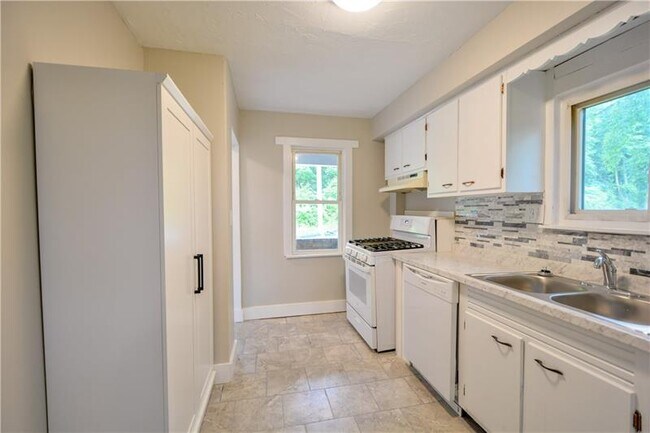 Photo - 1699 N Walnut St