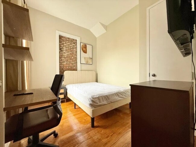 Photo - Furnished room/NOT APARTMENT Unit 4