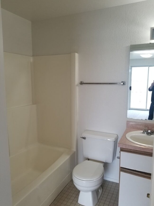 Photo - b1009 Unit a