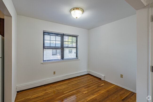 1BR, 1BA - 675SF - Dining Room